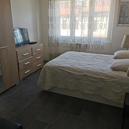 Apartment Maison 48m2 Deux Cour Prive Et Personnelle Pour Motos Ou Voitures 4 Pers Proche Mairie Et Bus Tram Le Pont-de-Claix