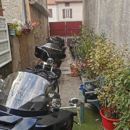 Maison 48m2 Deux Cour Prive Et Personnelle Pour Motos Ou Voitures 4 Pers Proche Mairie Et Bus Tram *