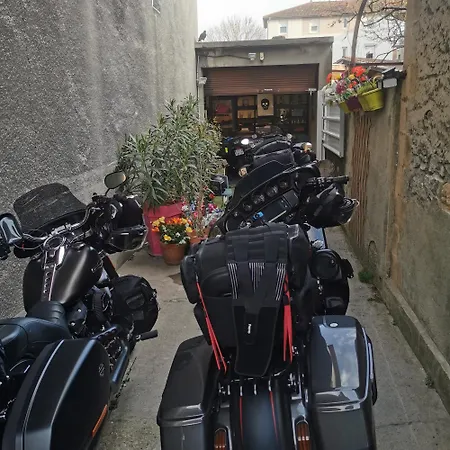 Apartment Maison 48m2 Deux Cour Prive Et Personnelle Pour Motos Ou Voitures 4 Pers Proche Mairie Et Bus Tram