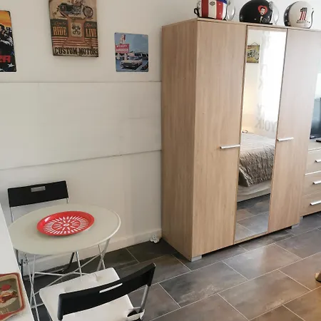 Maison 48m2 Deux Cour Prive Et Personnelle Pour Motos Ou Voitures 4 Pers Proche Mairie Et Bus Tram Apartment *